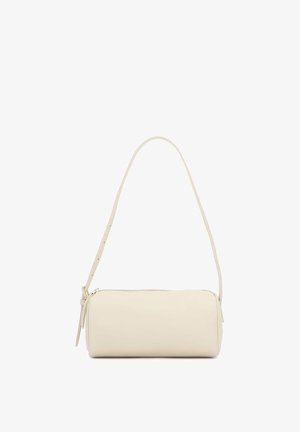 Torba od kremasto obojene kože cilindričnog oblika, s tankim remenom za rame i patentnim zatvaračem duž gornjeg ruba.