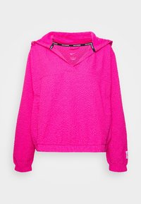 Pull en polaire rose avec un motif texturé, une capuche et un col en V. Présente des poignets élastiques et une étiquette de logo sur la manche.