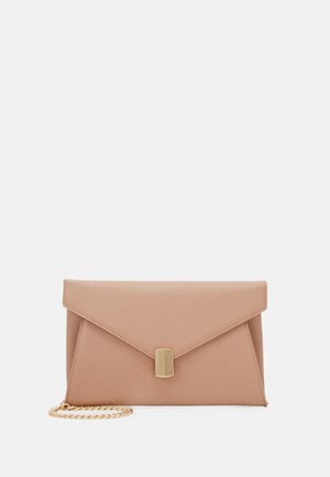 Rechthoekige beige envelop clutch met een getextureerd oppervlak, gouden rechthoekige sluiting en een korte gouden ketting op een witte achtergrond.