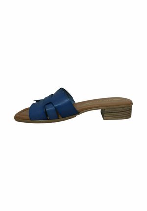 Sandalia deslizante de cuero azul con un diseño recortado, tacón bajo apilado y una textura suave. Cuenta con una plantilla acolchada y suela marrón.
