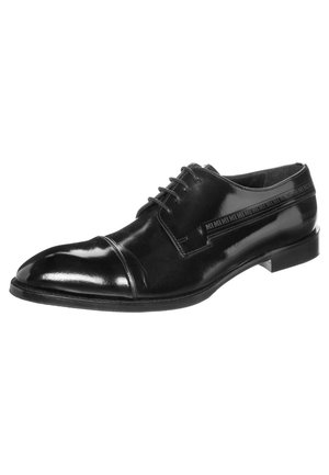 Sorte lædersko med en blank overflade, rund tå, snørelukning og en subtil tekstureret detalje langs siden.