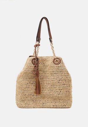 Beige gevlochten strohandtas met donkerbruine leren bandjes, gouden kettingdetails en een leren tasselhanger die aan een handvat hangt.