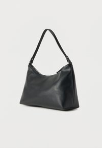 Μαύρη τσάντα από δέρμα με υφή, με έναν απλό ιμάντα ώμου και κλείσιμο με φερμουάρ στο πάνω μέρος, εμφανίζεται σε απλό λευκό φόντο.