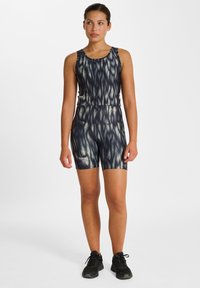 Svart ärmlös atletisk romper med ett flytande, abstrakt mönster; figurnära design, slät textur och en vit logotyp på vänster sida.