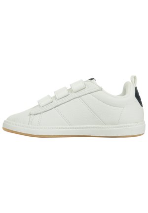 Baskets en cuir blanc avec trois bandes Velcro, finition texturée, semelle en caoutchouc et un accent noir au niveau du talon. Design à bout rond.
