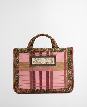 Sac matelassé présentant un mélange de motifs en tartan rose et vert, surmonté d'une étiquette ornée de fleurs portant la mention "Barbour FARM RIO." Les poignées sont cousues.