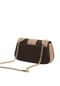 Bolso bandolera en tela marrón con estampado y acentos beige. Cuenta con una correa de cadena y herrajes dorados, con una forma rectangular estructurada.