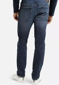 Granatowe dżinsy o prostym kroju, wykonane z denimu. Zawierają dwie tylne kieszenie oraz subtelne wyblaknięcie na materiale.