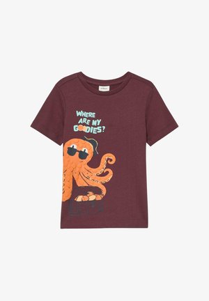 Bordowa koszulka z krótkim rękawem z pomarańczowym ośmiornicą w okularach przeciwsłonecznych i pirackim kapeluszu, trzymającym skrzynię skarbów; tekst brzmi „Gdzie są moje smakołyki?”