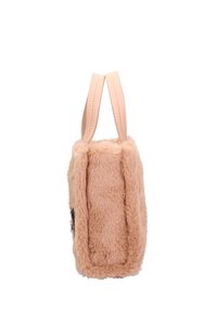 Rechthoekige zachte roze nepbont handtas met platte bijpassende roze gestikte handvatten, weergegeven vanaf de zijkant op een witte achtergrond.