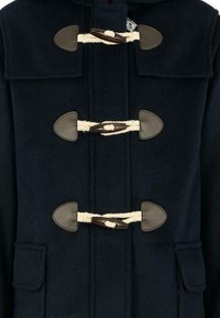 Cappotto duffle in lana blu navy con chiusura a toggle, dettagli in corda crema, toppe in pelle e due tasche frontali. Design con cappuccio.