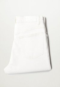 Jean en denim blanc plié avec une poche arrière visible et des passants de ceinture sur un fond blanc uni.