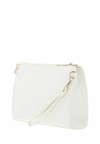 Sac à main structuré blanc avec fermeture zippée, doté d'une sangle pour poignet et d'une texture lisse. Accents comprenant des éléments en argent.