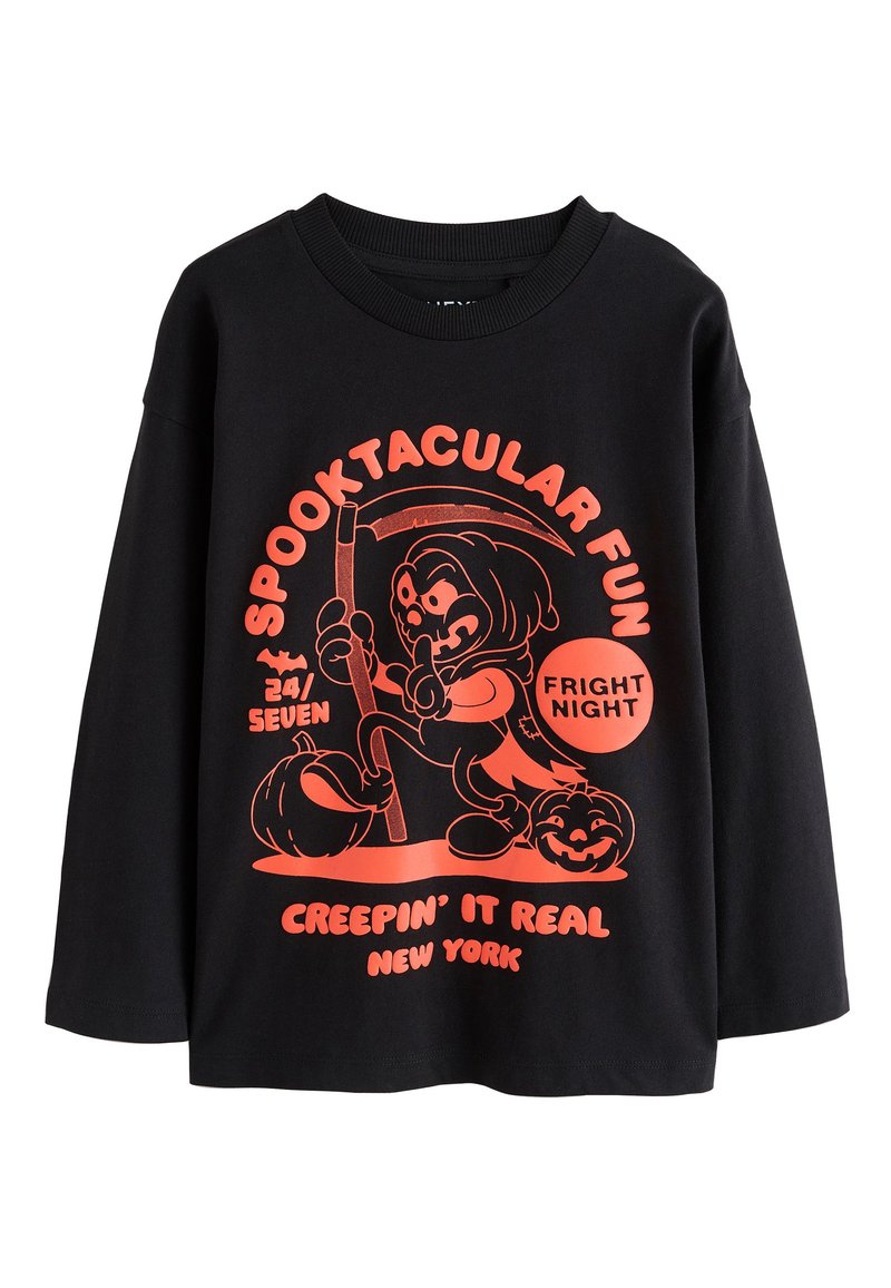 Svart långärmad tröja med en stor orange grafik av en tecknad figur med pumpor och text om Halloween-teman.