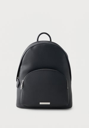 Sac à dos en cuir noir avec une poche avant zippée, une poignée supérieure arrondie et des détails de fermeture éclair argentés sur fond blanc uni.