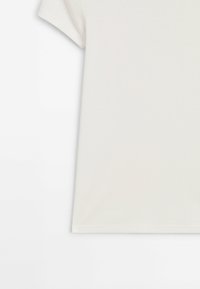 Witte katoenen T-shirt met korte mouwen, ronde hals, gladde textuur en rechte zoom. Geen patronen of aanvullende accenten zichtbaar.