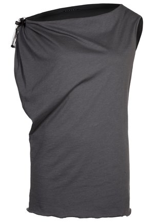 Tummanharmaa hihaton toppi, jossa epäsymmetrinen pääntie ja vasemmalla olkapäällä pieni mustavalkoinen ruudullinen rusetti.