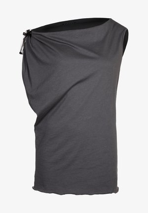 Ciemnoszary top bez rękawów z asymetrycznym dekoltem i małą czarno-białą kokardką w kratkę na lewym ramieniu.