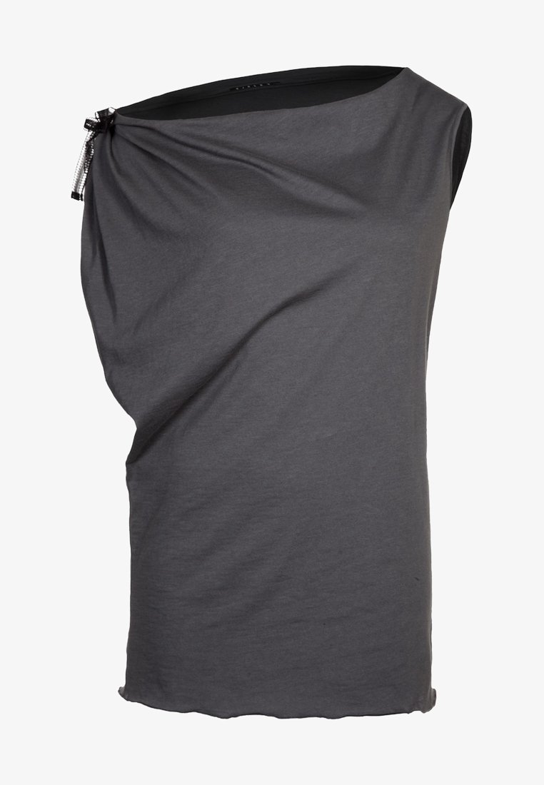 Haut sans manches gris foncé avec un décolleté asymétrique et un petit nœud ruban à carreaux noir et blanc sur l'épaule gauche.