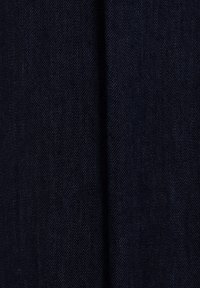 Tissu en denim bleu marine foncé avec texture de tissage diagonal visible et pli central marqué.