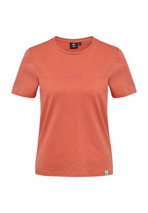 Koraalroze T-shirt met korte mouwen, gemaakt van zachte katoen. Voorzien van een subtiel reliëflogo aan de voorkant en een standaard ronde hals.