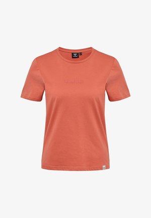 Koraalroze T-shirt met korte mouwen, gemaakt van zachte katoen. Voorzien van een subtiel reliëflogo aan de voorkant en een standaard ronde hals.