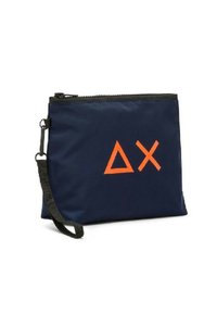 Borsa con zip di colore blu navy realizzata in tessuto resistente, con logo geometrico arancione. Include un cinturino nero per il trasporto facile.
