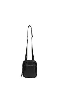 Zwarte leren crossbodytas met verstelbare band, voorvak met ritssluiting en hoofdvak met ritssluiting, afgebeeld tegen een witte achtergrond.