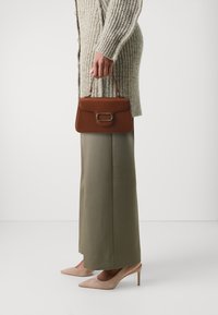 Pieces PCCANDY CROSSBODY BAG - Bandolera - cognac detail/gold-coloured