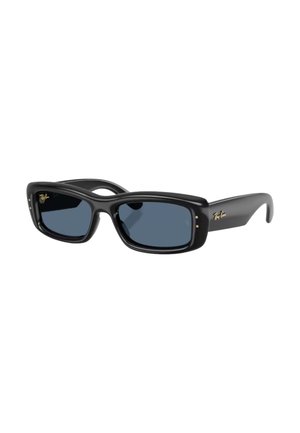Czarne prostokątne okulary przeciwsłoneczne Ray-Ban z ciemnoniebieskimi soczewkami i złotymi logo Ray-Ban na zausznikach oraz górnych rogach oprawek.