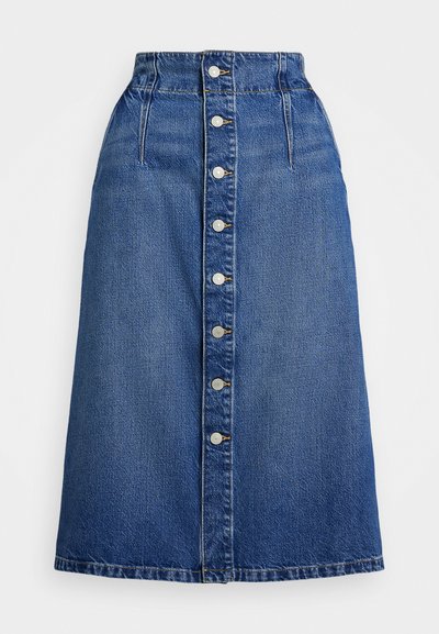 Tummansininen denim-midi-hame, jossa on korkea vyötärö, edessä napitus, kaksi sivutaskua ja näkyvät ompeluyksityiskohdat.