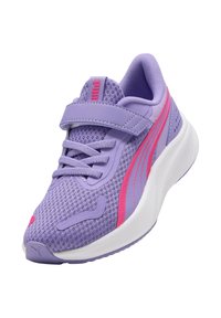 Paarse sportieve schoen van meshmateriaal, met roze accenten en een klittenbandsluiting. Heeft een dikke witte zool en een gestructureerd oppervlak.