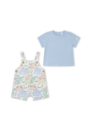 Camiseta de manga corta azul claro para niño pequeño combinada con pantalones cortos de peto blancos con estampados de dinosaurios coloridos y tirantes abotonados.