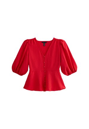 Blouse peplum rouge avec un décolleté en V, des manches bouffantes et une fermeture à boutons. Fabriquée en tissu texturé avec une finition légère.