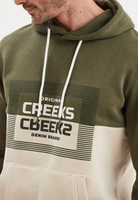 Creeks AMERICAN INSPIRATION FASHION COOL EASY KAPUZENPULLOVER HOODIE MIT  TASCHE  - Sweat à capuche - vert kaki