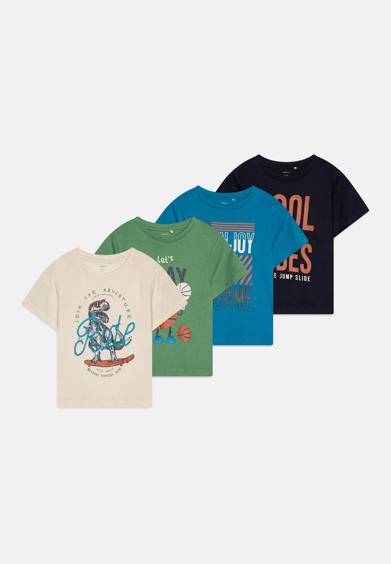 Fyra bomull T-shirts i beige, grön, teal och marinblå, med roliga grafik, korta ärmar och rundad halsringning.