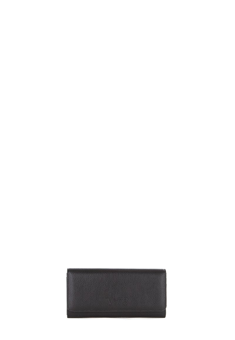 Zwarte leren portemonnee met een gestructureerde afwerking, slanke rechthoekige vorm, reliëf logo en een minimalistisch ontwerp zonder zichtbare hardware.
