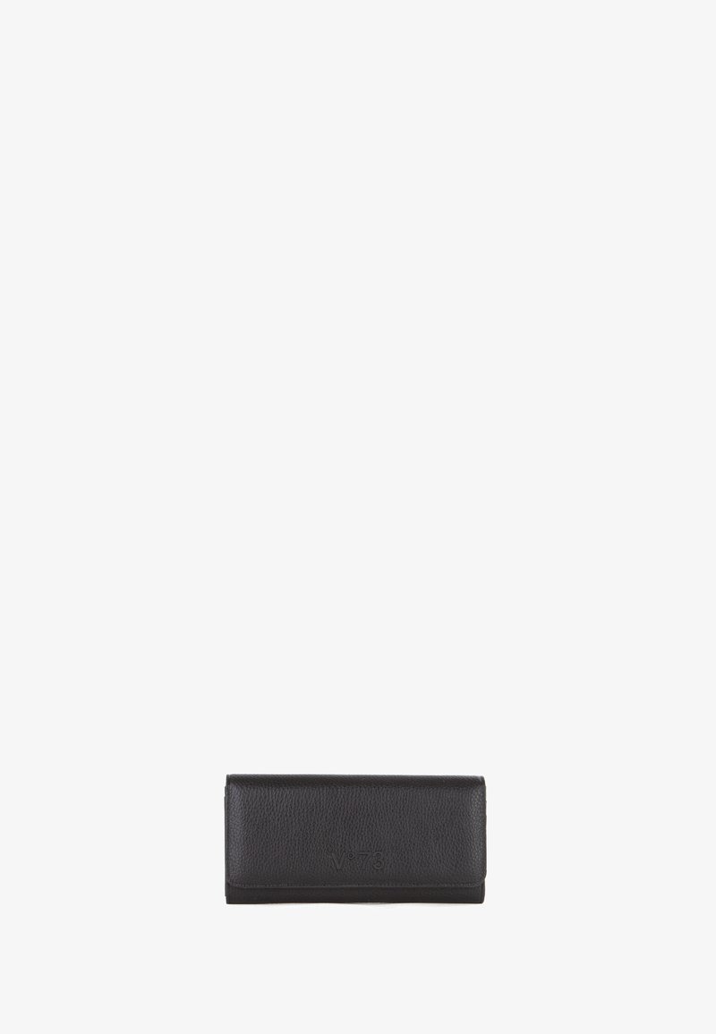 Portafoglio in pelle nera con una finitura testurizzata, forma rettangolare sottile, logo impresso e design minimalista senza hardware visibile.