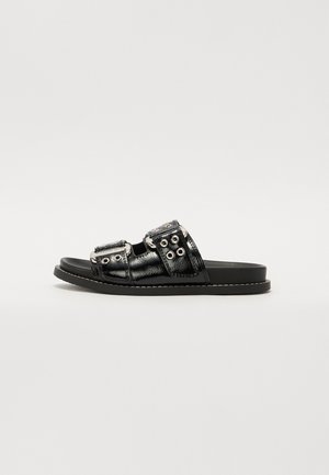 Sorte sliders med to justerbare stropper, metallisk hårdvare og en tekstureret overflade. Polstret sål med kontrastfarvet syning.