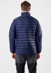 Marineblaue Steppjacke mit horizontaler Steppung, hohem Kragen und Swedemount-Logo auf dem Rücken, aus einem glatten, leichten Stoff hergestellt.
