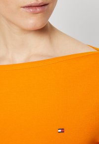 Tommy Hilfiger SLIM CODY BOAT - Pikkade varrukatega topp - rich ochre