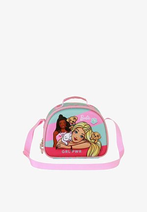 Bolsa de tela rosa con personajes de dibujos animados, incluyendo dos chicas y cachorros. Cuenta con un cierre de cremallera, un asa corta y una correa ajustable.