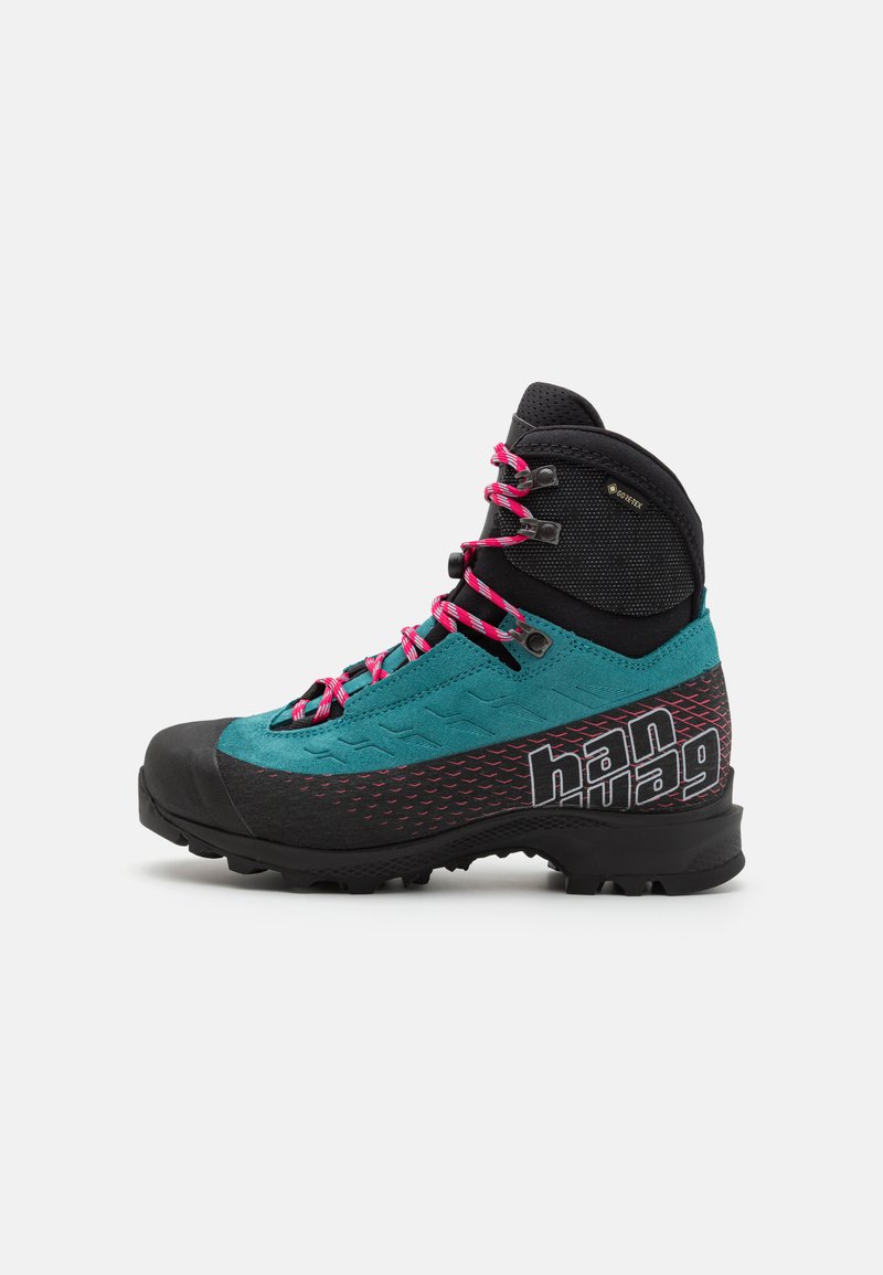 Žygio batai su turkio ir juodos spalvos dizainu, išsiskiriantys rožinėmis raišteliais, tekstūruotu viršumi ir tvirtu guminio pado konstrukcija. Atsparūs vandeniui GORE-TEX medžiaga.