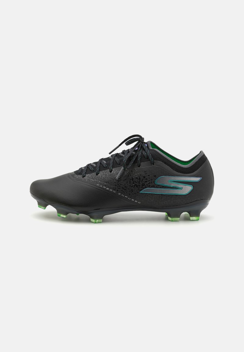 Chaussure de soccer noire avec un upper synthétique texturé, accents verts et six crampons pour la traction. Présente un design à lacets et un branding minimaliste.