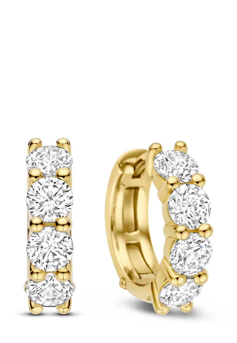 Goldene Creolen, besetzt mit jeweils vier großen, rund geschliffenen, klaren Edelsteinen, auf einem weißen Hintergrund präsentiert.