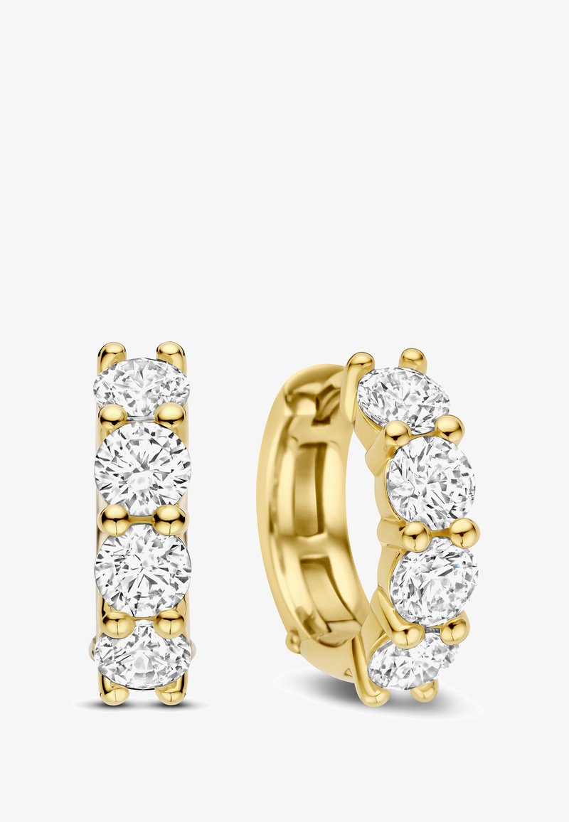 Goldene Creolen, besetzt mit jeweils vier großen, rund geschliffenen, klaren Edelsteinen, auf einem weißen Hintergrund präsentiert.