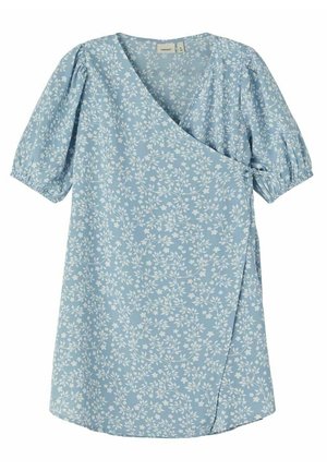 Robe portefeuille bleu clair avec manches courtes bouffantes et motif floral blanc, détail noué sur le côté droit.