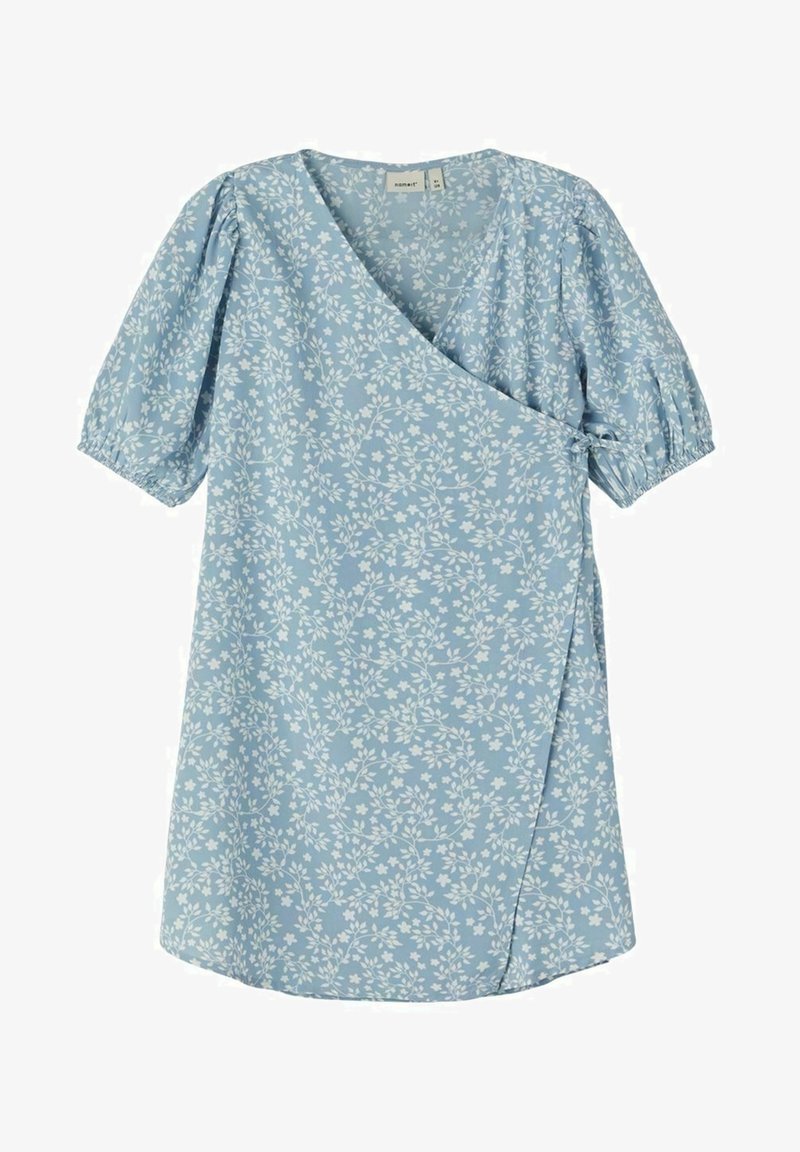 Robe portefeuille bleu clair avec manches courtes bouffantes et motif floral blanc, détail noué sur le côté droit.