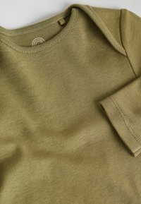 Olivenfarvet langærmet skjorte med rund halsudskæring, blødt bomuldsstof og en ren finish på manchetter og kant. Glat tekstur med let stræk.