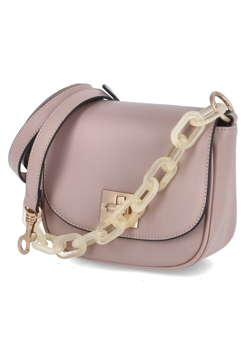 Sac en cuir texturé rose avec un fermoir doré, doté d'une bandoulière en chaîne transparente et de détails de couture noirs contrastants.